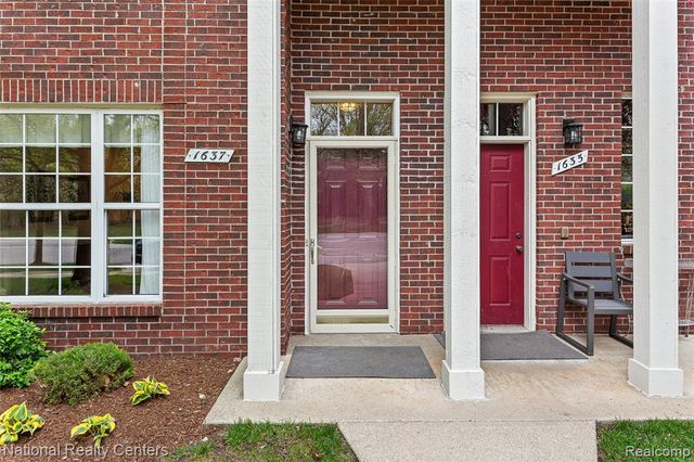 1637 Deepwood Circle, Rochester, MI 48307