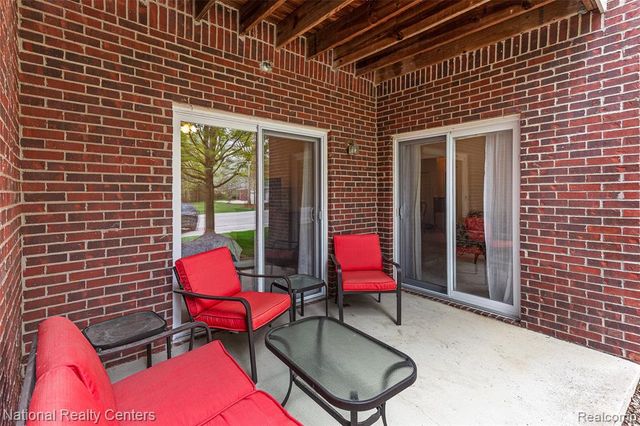 1637 Deepwood Circle, Rochester, MI 48307