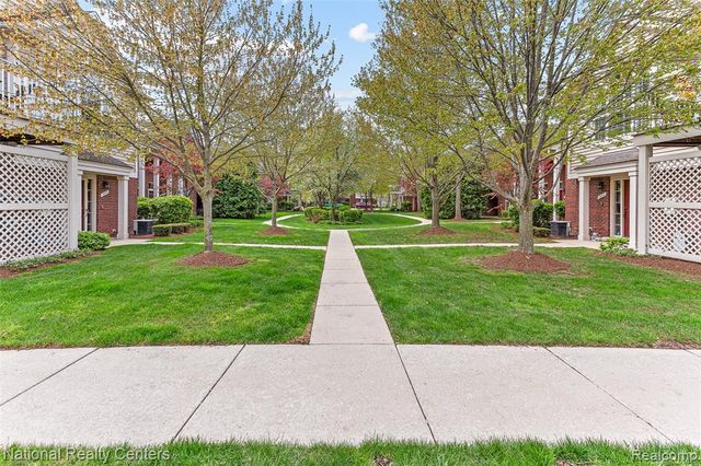 1637 Deepwood Circle, Rochester, MI 48307