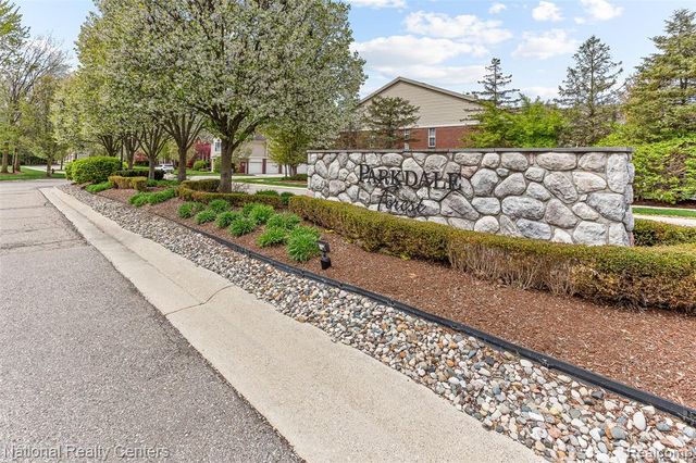 1637 Deepwood Circle, Rochester, MI 48307