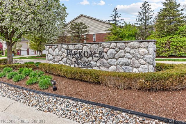 1637 Deepwood Circle, Rochester, MI 48307