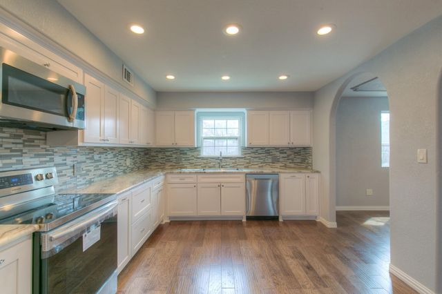 419 Sky Harbour Court, Granbury, TX 76049