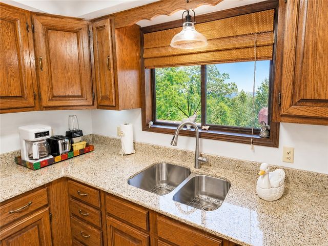 95 Lady Mary Lane, Eureka Springs, AR 72632
