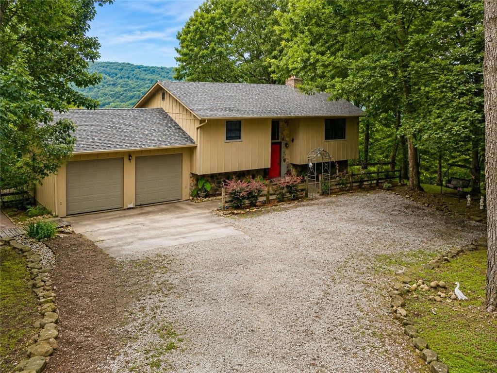 95 Lady Mary Lane, Eureka Springs, AR 72632