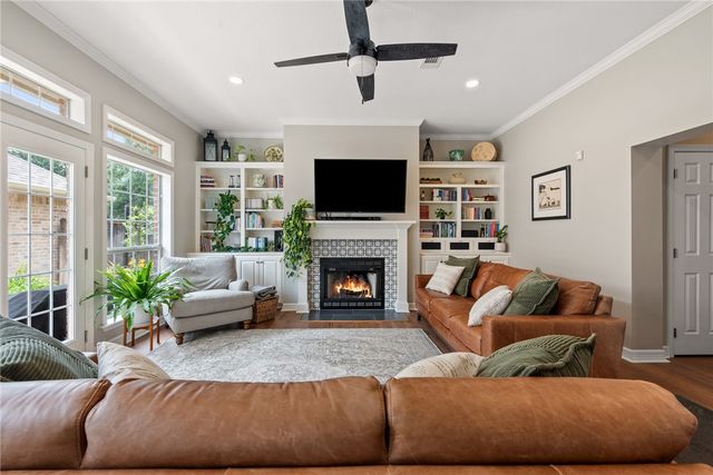 919 Grand Oaks Circle, College Station, TX 77840