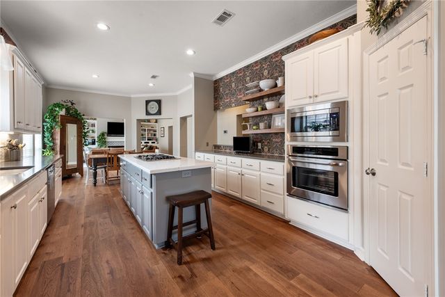 919 Grand Oaks Circle, College Station, TX 77840