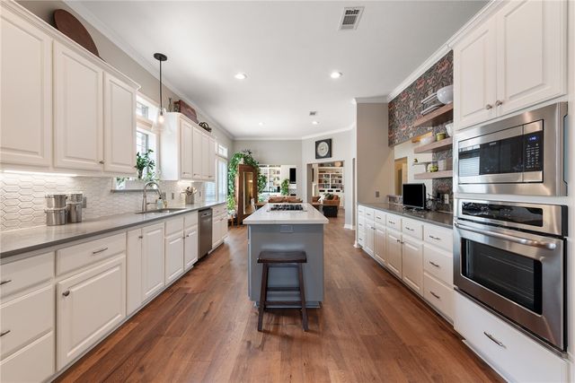919 Grand Oaks Circle, College Station, TX 77840