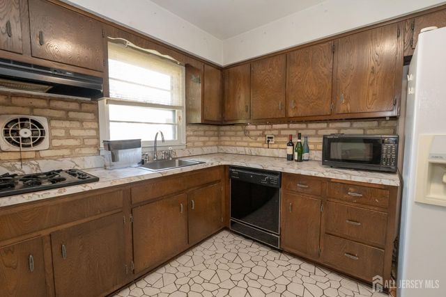 52 Embroidery Street, Sayreville, NJ 08872