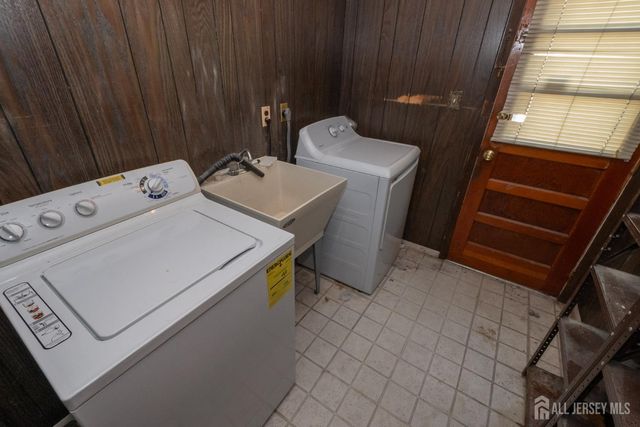 52 Embroidery Street, Sayreville, NJ 08872