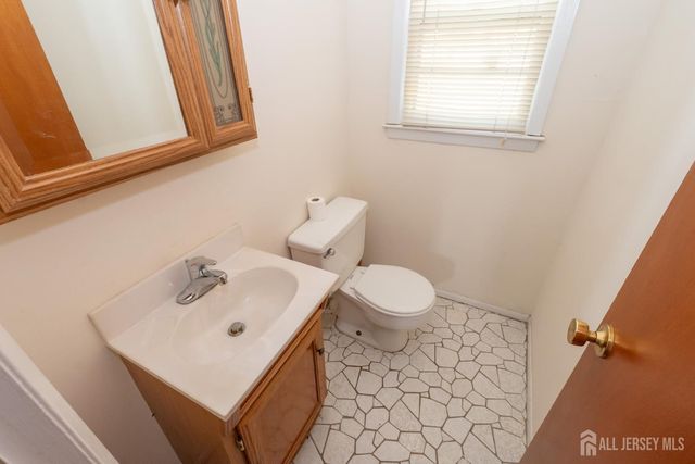 52 Embroidery Street, Sayreville, NJ 08872
