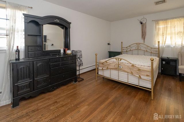 52 Embroidery Street, Sayreville, NJ 08872