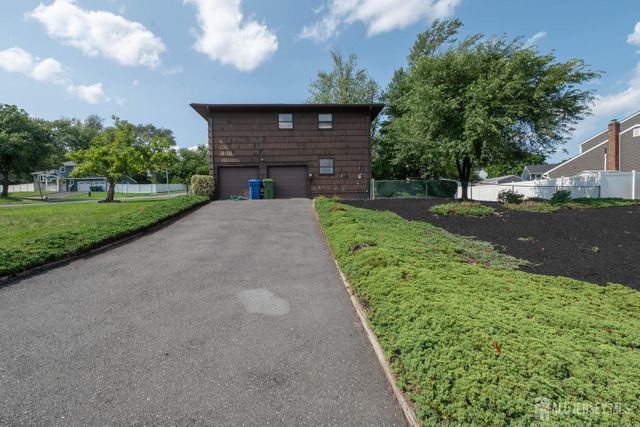52 Embroidery Street, Sayreville, NJ 08872