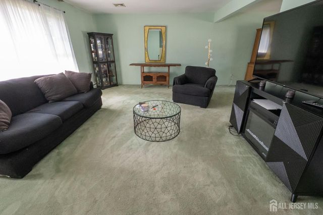 52 Embroidery Street, Sayreville, NJ 08872