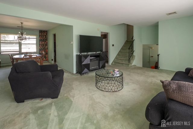 52 Embroidery Street, Sayreville, NJ 08872