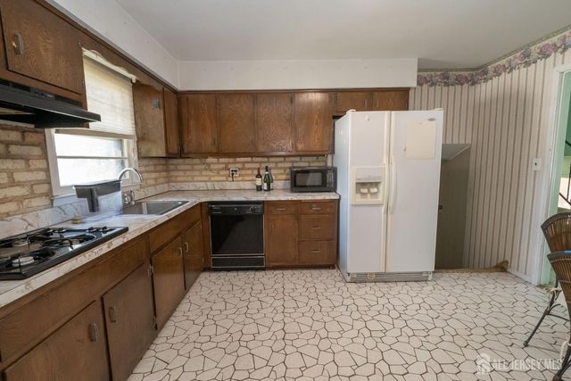 52 Embroidery Street, Sayreville, NJ 08872