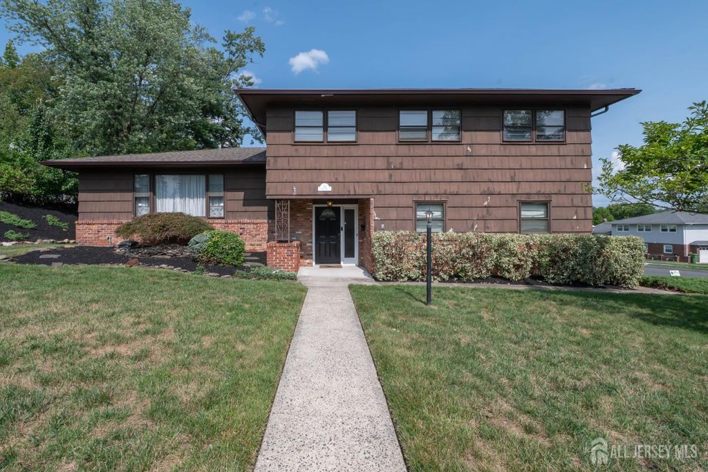 52 Embroidery Street, Sayreville, NJ 08872