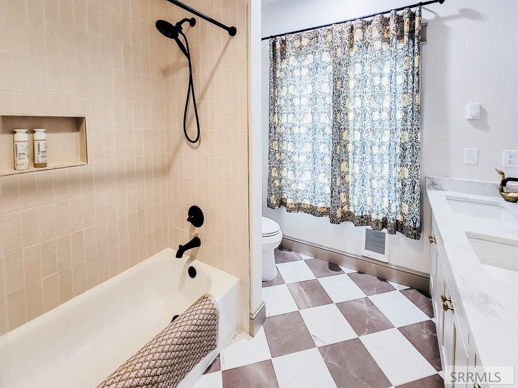 Image 10 of property listing at 231 S Agate Drive, Salmon, ID 83467