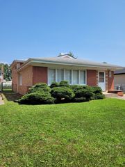 5748 W 89th Place, Oak Lawn, IL 60453