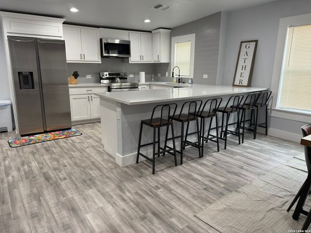 1607 N Pine Street, San Antonio, TX 78208