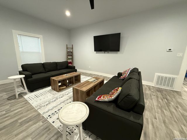 1607 N Pine Street, San Antonio, TX 78208