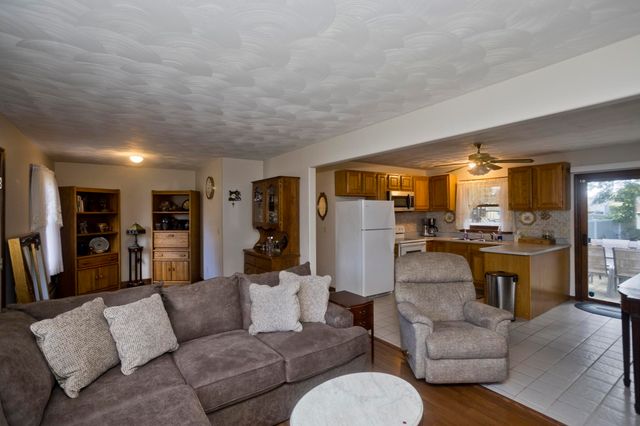 30 Dale St, Holyoke, MA 01040