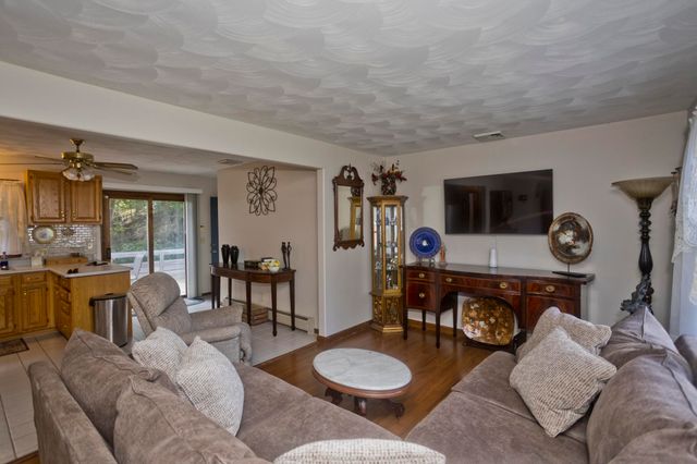 30 Dale St, Holyoke, MA 01040