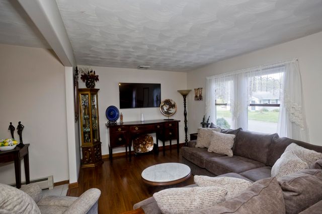 30 Dale St, Holyoke, MA 01040