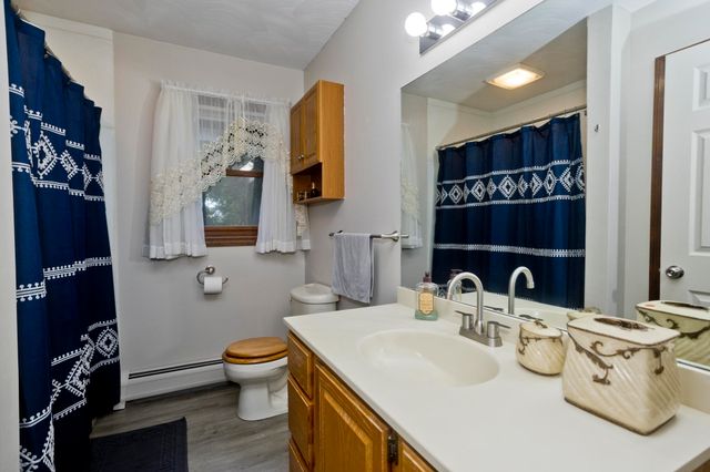 30 Dale St, Holyoke, MA 01040