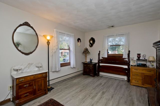 30 Dale St, Holyoke, MA 01040