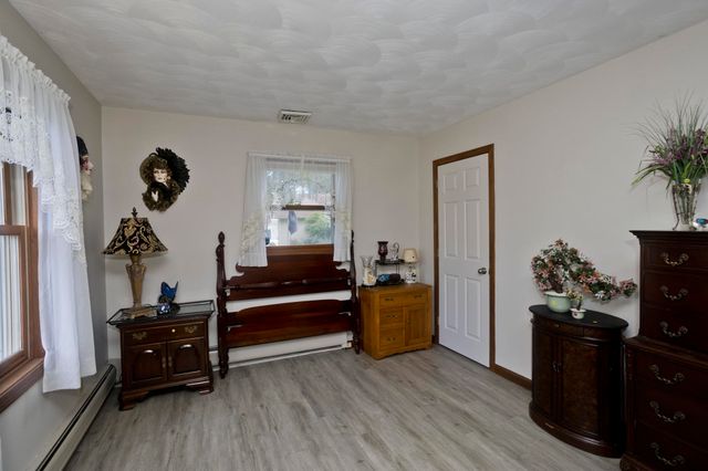 30 Dale St, Holyoke, MA 01040