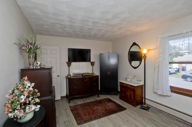 30 Dale St, Holyoke, MA 01040