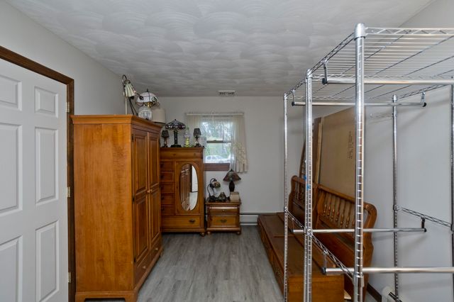 30 Dale St, Holyoke, MA 01040