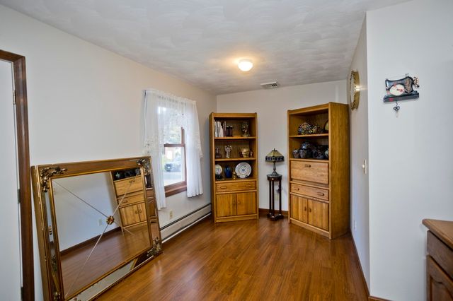 30 Dale St, Holyoke, MA 01040