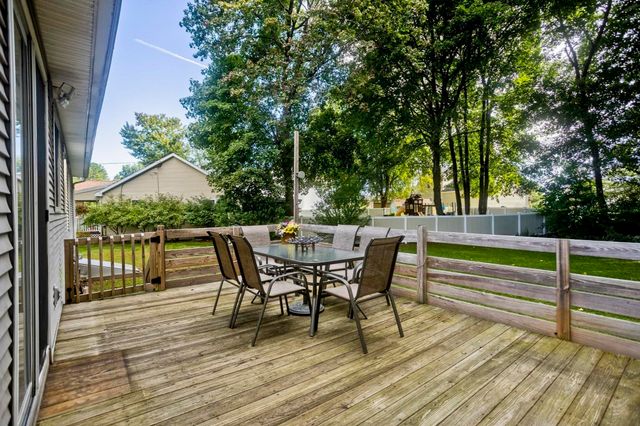 30 Dale St, Holyoke, MA 01040