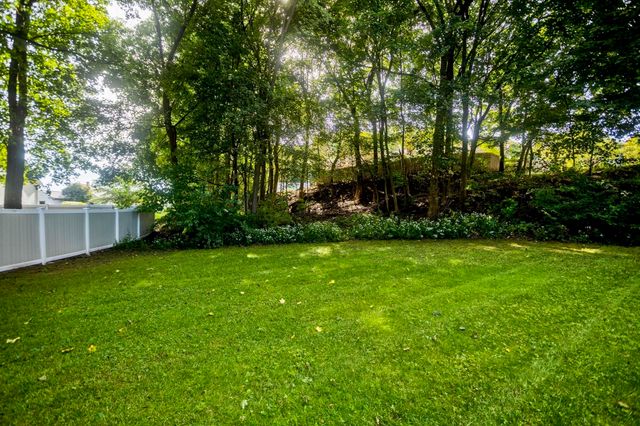 30 Dale St, Holyoke, MA 01040