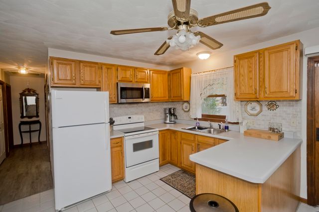 30 Dale St, Holyoke, MA 01040