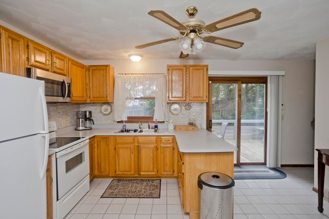 30 Dale St, Holyoke, MA 01040