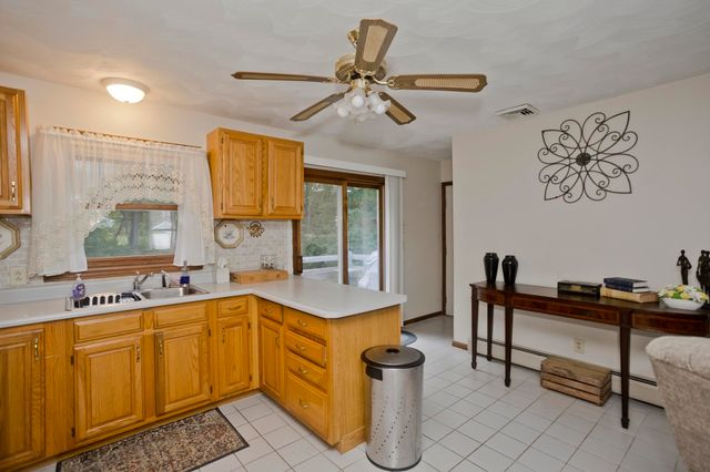 30 Dale St, Holyoke, MA 01040