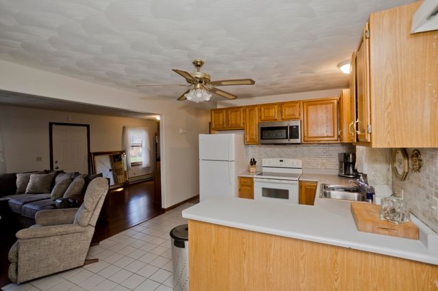 30 Dale St, Holyoke, MA 01040