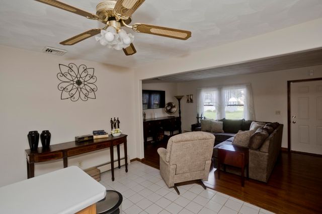 30 Dale St, Holyoke, MA 01040