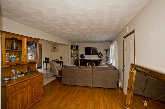 30 Dale St, Holyoke, MA 01040