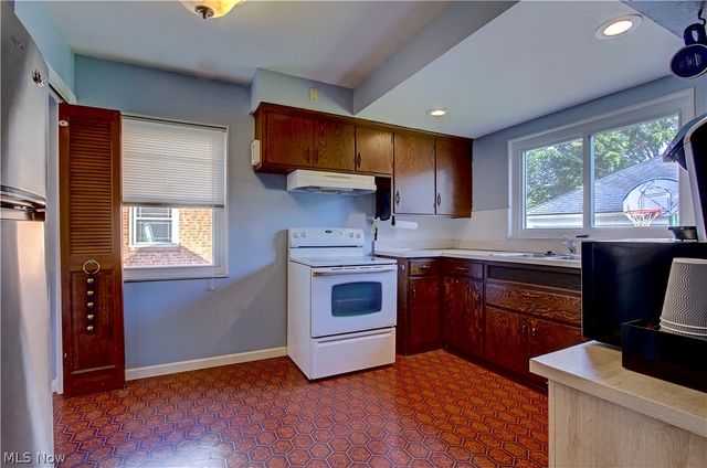 21870 Seabury Avenue, Fairview Park, OH 44126