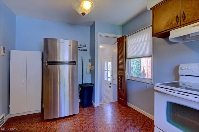 21870 Seabury Avenue, Fairview Park, OH 44126