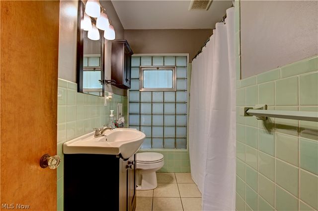 21870 Seabury Avenue, Fairview Park, OH 44126