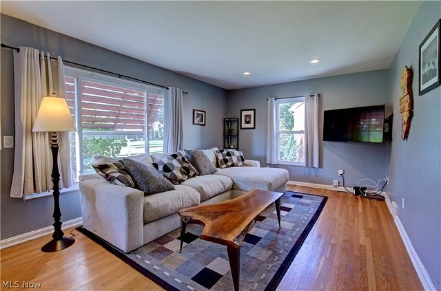 21870 Seabury Avenue, Fairview Park, OH 44126
