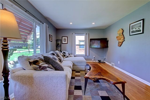 21870 Seabury Avenue, Fairview Park, OH 44126