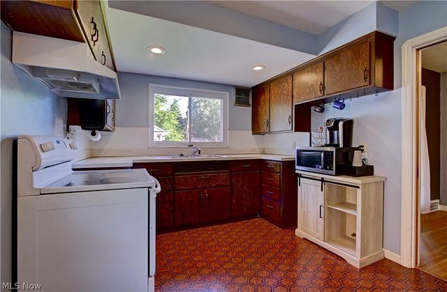 21870 Seabury Avenue, Fairview Park, OH 44126