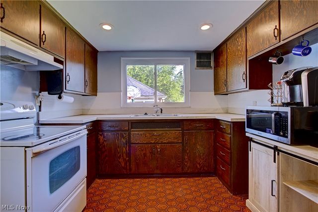 21870 Seabury Avenue, Fairview Park, OH 44126