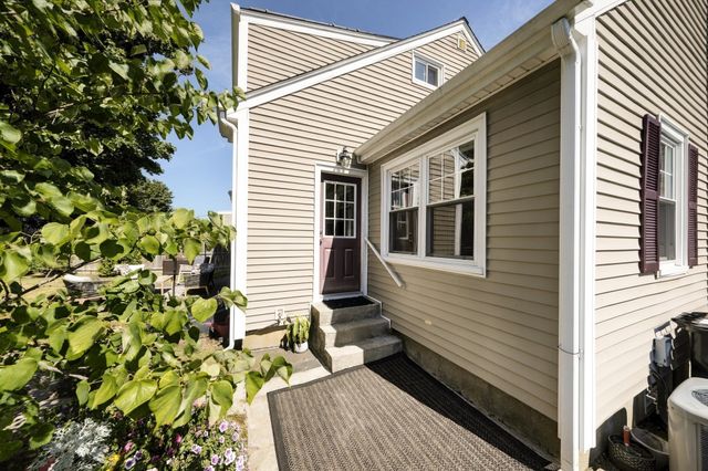 14 Macomber Ave, Dartmouth, MA 02747
