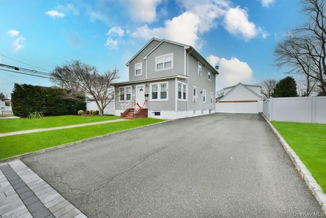 116 15th Avenue, West Babylon, NY 11704